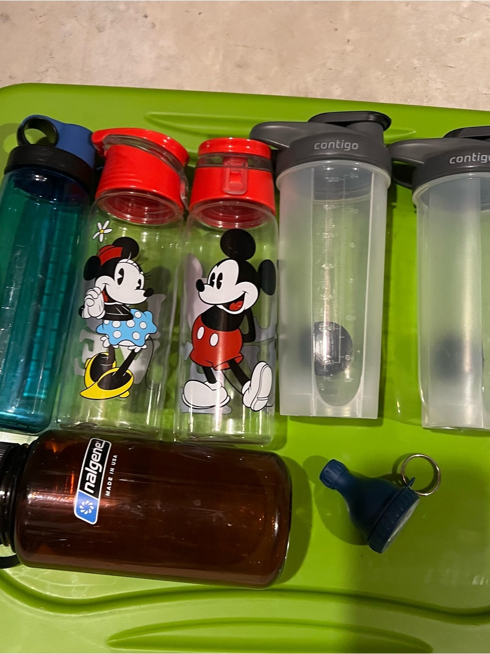 Mickey & Minnie & 4 other water bottles